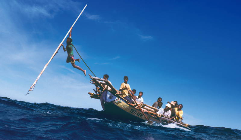 手作りの舟とモリ1本でクジラに挑む、伝統の捕鯨を続けるインドネシアの村を追う　「くじらびと」公開決定