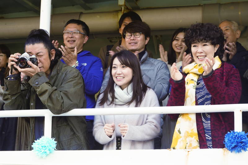 のん、中村雅俊から魚のさばき方を教わる姿　三田佳子と走馬灯を見つめる姿も　「天間荘の三姉妹」場面写真