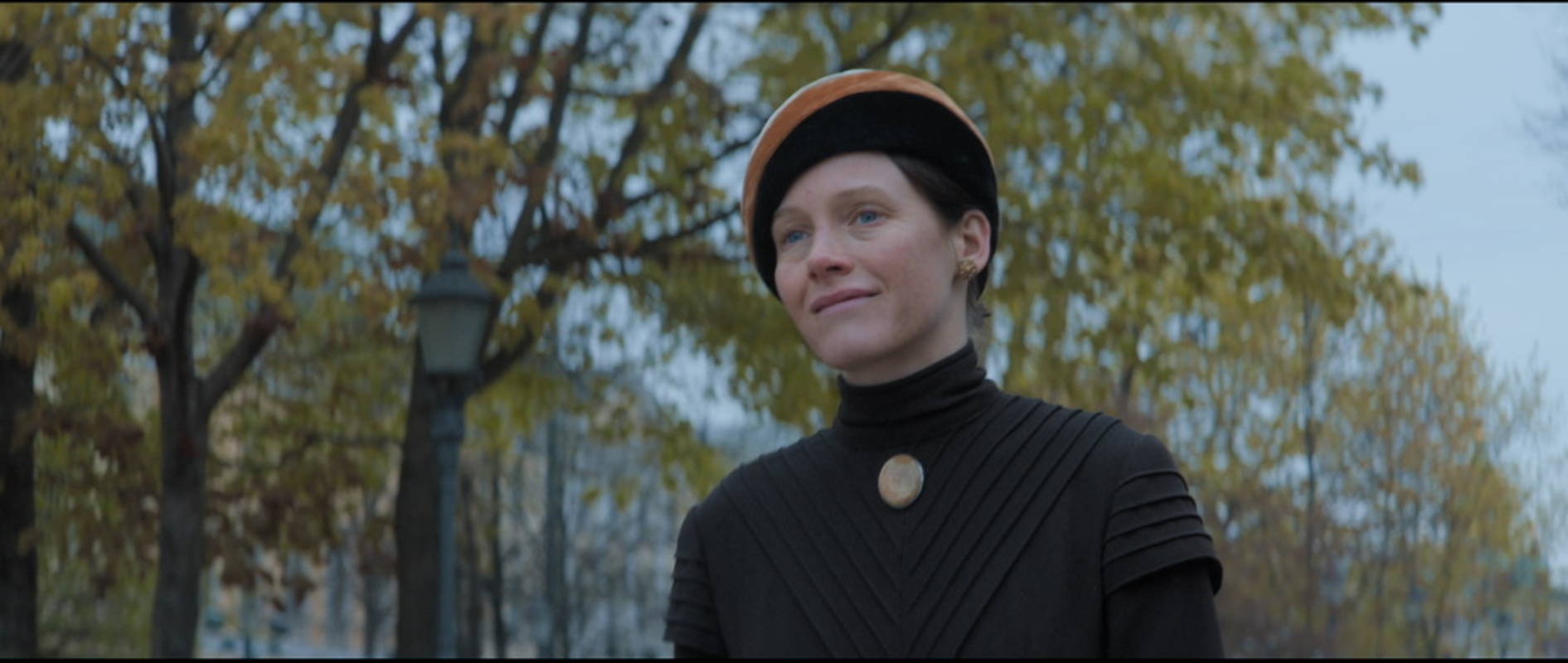 フィンランドの国民的画家ヘレン・シャルフベック　美しい自然の中で見せる微笑　「魂のまなざし」場面写真