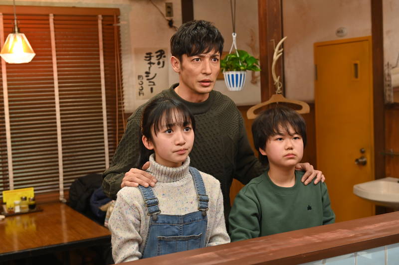 広瀬アリスがウエディングドレス姿　肖像画の前で貫禄たっぷりの笑福亭鶴瓶も　映画「七人の秘書」場面写真