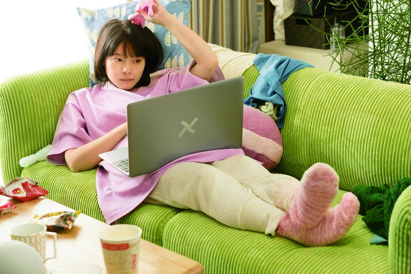 香取慎吾の筋トレ姿　岸井ゆきのは不満げな顔でPCを見つめる　「犬も食わねどチャーリーは笑う」場面写真