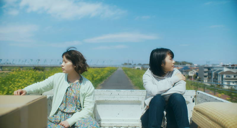 岸井ゆきの＆浜辺美波　おそろいの麦わら帽子で笑顔　「やがて海へと届く」場面写真