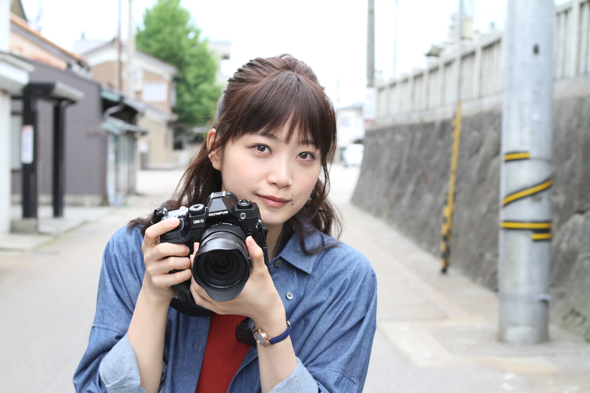 深川麻衣　先輩役者との撮影は「幸せで、ぜいたくで、豊かな時間」　「おもいで写眞」でカメラマン役