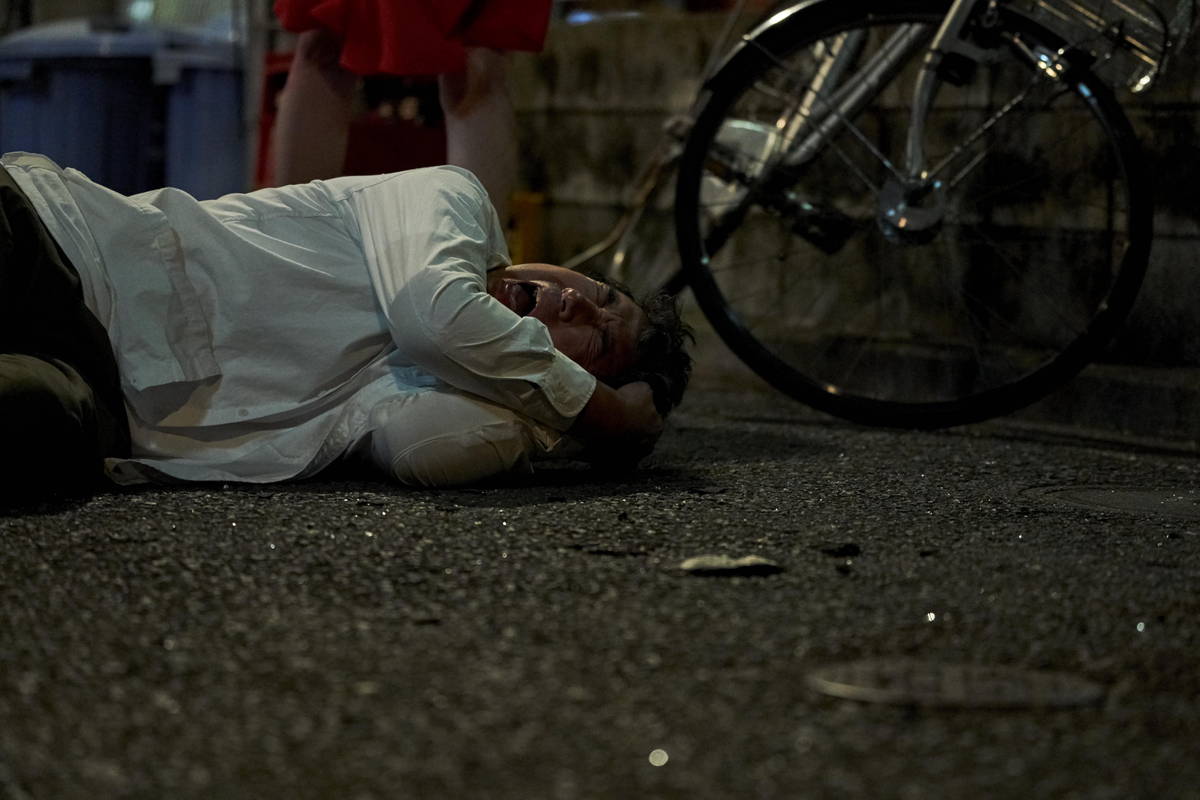 ムロツヨシ、覆面姿で岸井ゆきのに詰め寄る　負の感情全開　「神は見返りを求める」場面写真