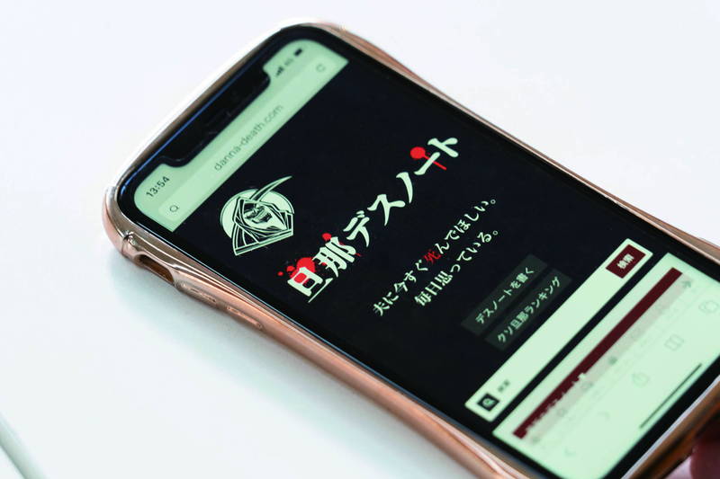 香取慎吾の筋トレ姿　岸井ゆきのは不満げな顔でPCを見つめる　「犬も食わねどチャーリーは笑う」場面写真