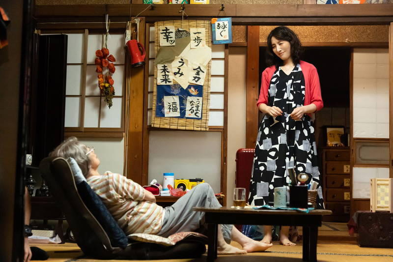 BL漫画を語り合う芦田愛菜と宮本信子　高橋恭平の学ラン姿も　「メタモルフォーゼの縁側」場面写真
