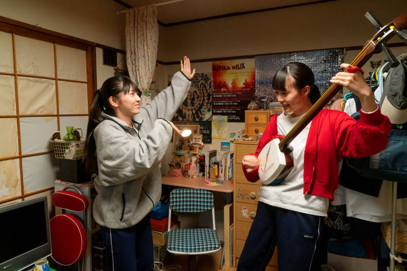 豊川悦司、「八甲田山」の軍歌を突然歌い出す　「いとみち」本編映像公開