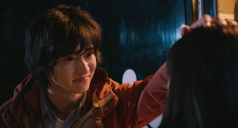 山﨑賢人＆清原果耶　”イヤホン半分こ”姿披露　映画「夏への扉」場面写真　新公開日は6月25日に決定