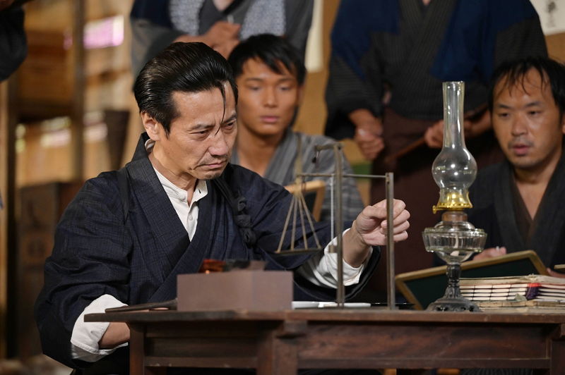 北乃きいが見せる優しい表情　真剣なまなざしの森崎ウィンや小泉孝太郎も　「おしょりん」場面写真