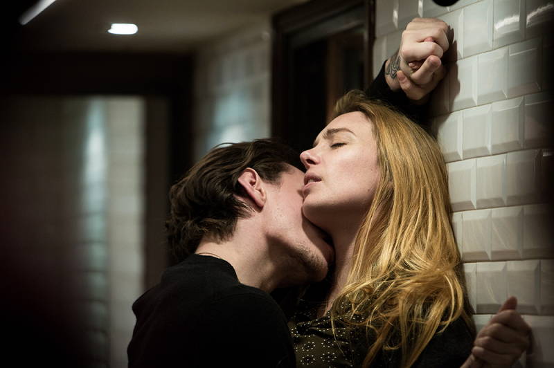 両腕をホールドされてキス　「シンプルな情熱」セクシーな新ビジュアル公開