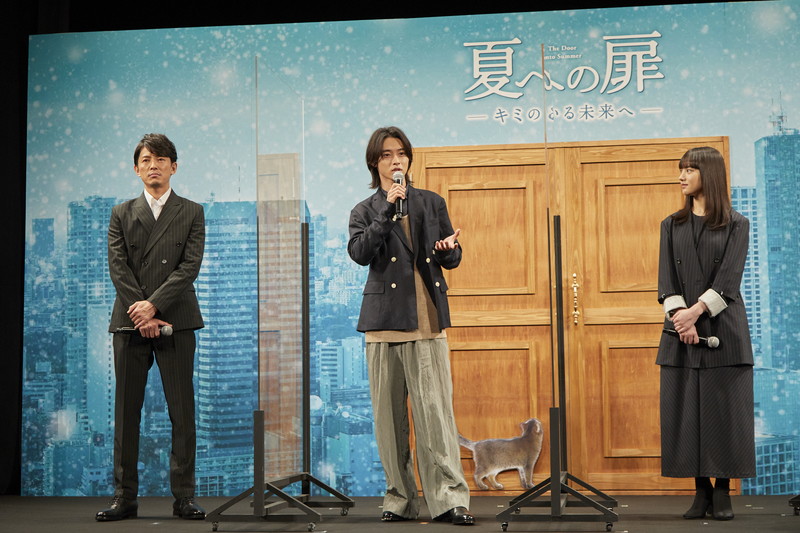 山﨑賢人　猫の気を引きながら同時に演技　「我ながら器用なことやっているな」　「夏への扉」完成報告会