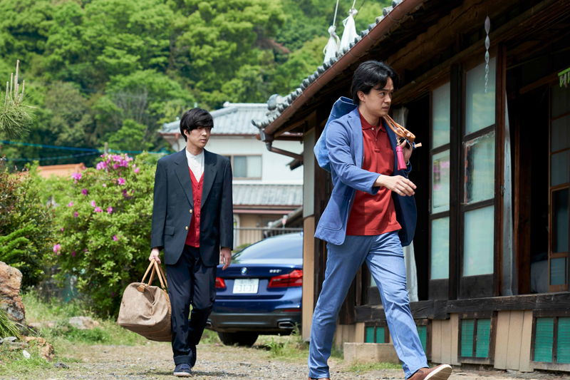 佐藤浩市を熱くハグする窪田正孝　一心不乱に筆を動かす松岡茉優　「愛にイナズマ」場面写真