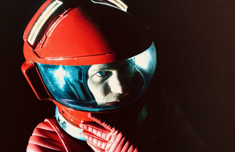 ジギー・スターダストのステージ　宇宙服姿も　若き日のデヴィッド・ボウイ描く「スターダスト」場面写真