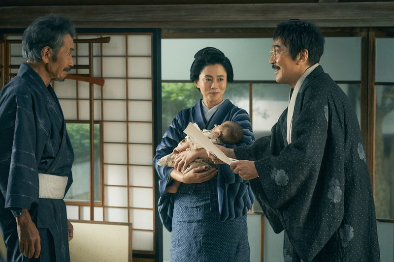 役所広司　涙ぐんで菅田将暉を抱きかかえる姿　人目もはばからず号泣する姿も　「銀河鉄道の父」場面写真