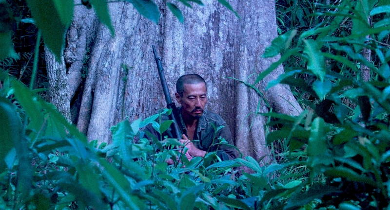 津田寛治が見せる、最後の仲間を亡くした小野田の虚無を宿らせた瞳　「ONODA 一万夜を越えて」予告編