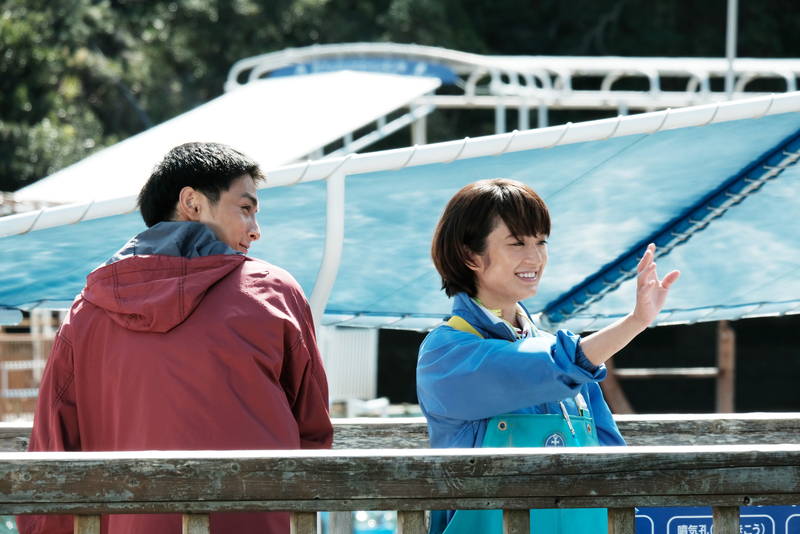 のん、中村雅俊から魚のさばき方を教わる姿　三田佳子と走馬灯を見つめる姿も　「天間荘の三姉妹」場面写真