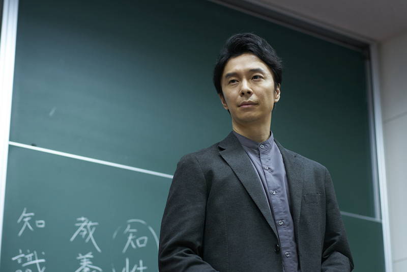 プールで必死の泳げない長谷川博己　笑顔で温かく見つめる綾瀬はるか　「はい、泳げません」水泳場面写真
