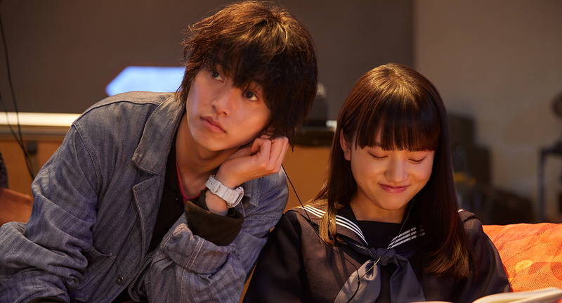 山﨑賢人＆清原果耶　”イヤホン半分こ”姿披露　映画「夏への扉」場面写真　新公開日は6月25日に決定