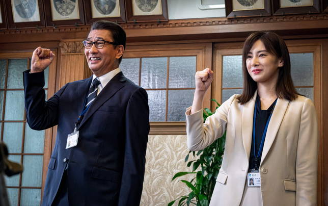 北川景子の首に刀　歩幅で測量する中井貴一＆松山ケンイチ　「大河への道」場面写真