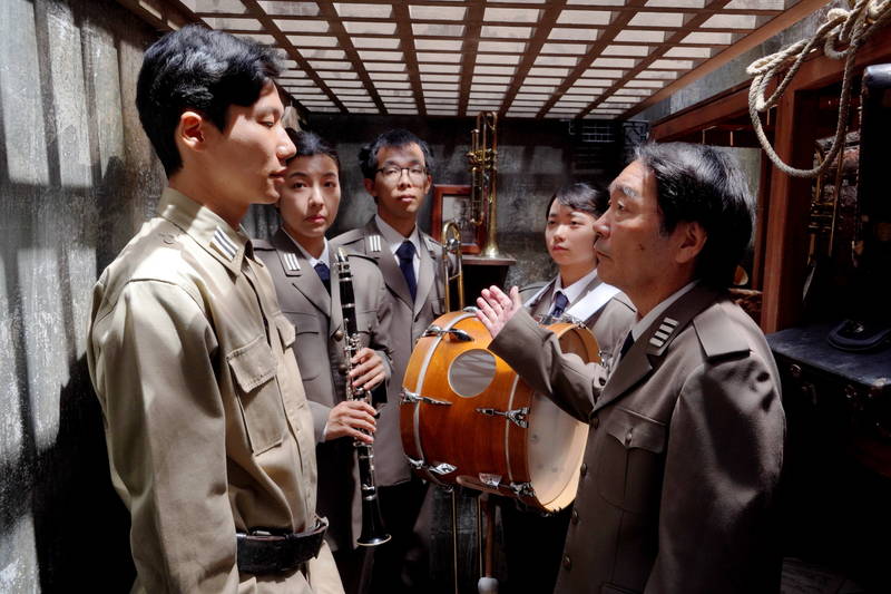 矢部太郎が温かみのあるタッチでポスター再現　自身も出演の映画「きまじめ楽隊のぼんやり戦争」