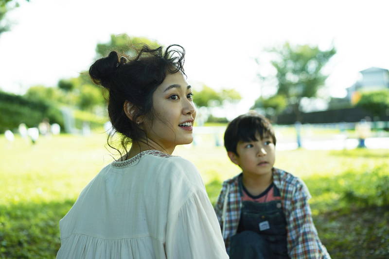 プールで必死の泳げない長谷川博己　笑顔で温かく見つめる綾瀬はるか　「はい、泳げません」水泳場面写真