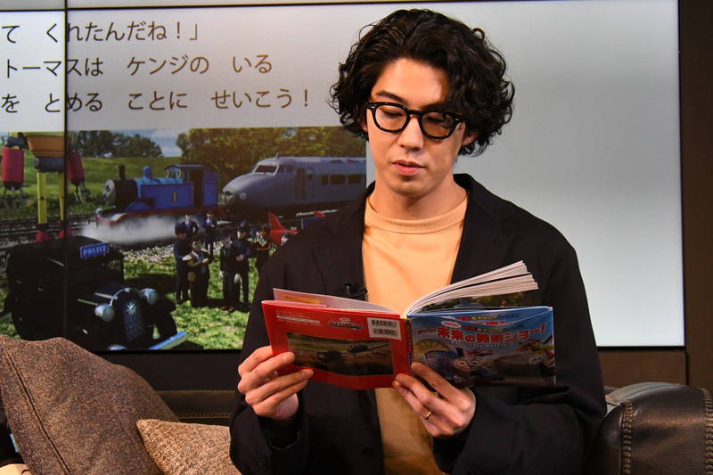 賀来賢人＆ジャルジャル・後藤　ステイホーム長引く子どもたちに「きかんしゃトーマス」絵本読み聞かせ