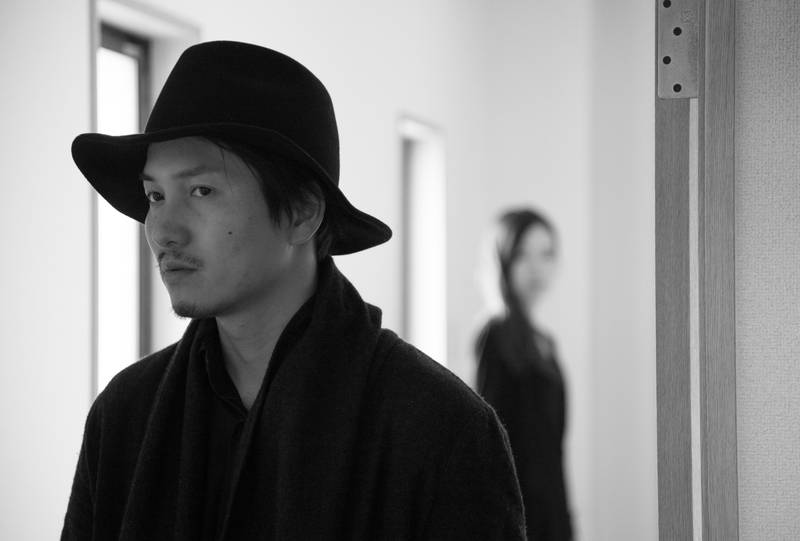 モノクロの映像で描き出される男女の姿　映画「土手と夫婦と幽霊」特報映像