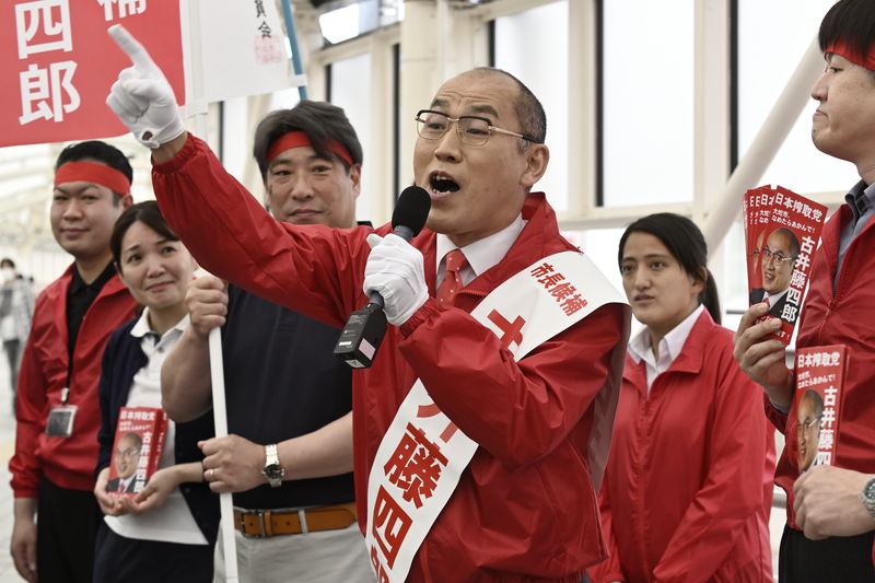 高杉真宙が貸金業者の新入社員として働く姿　「ナニワ金融道」場面写真