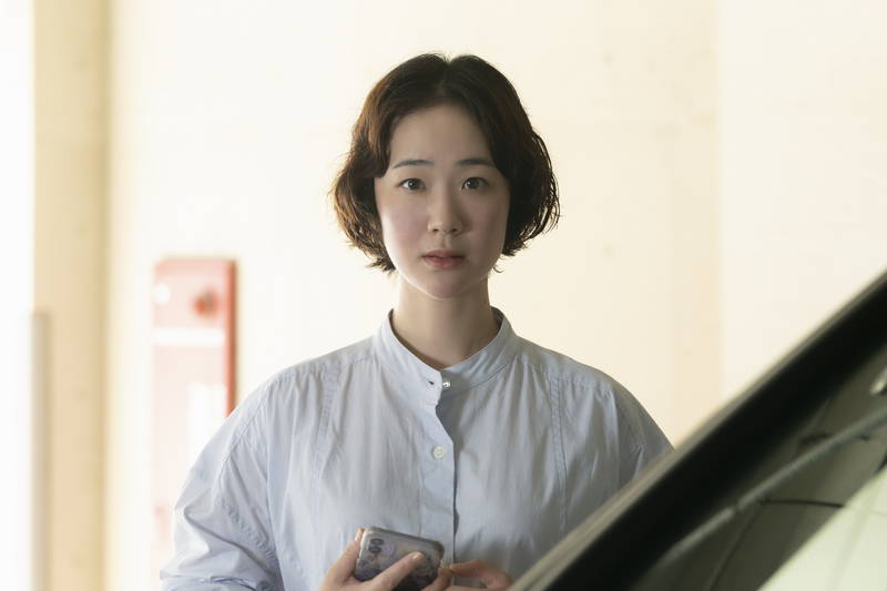 奈緒、柄本佑と不倫中の編集者役でキラキラ笑顔　「先生、私の隣に座っていただけませんか？」場面写真