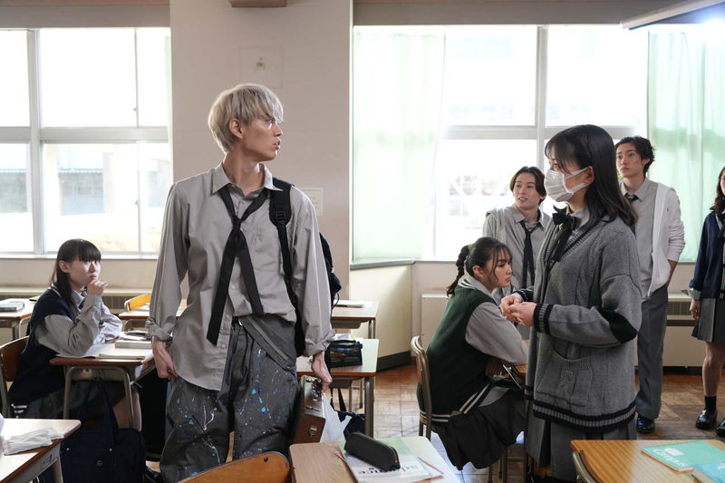 白岩瑠姫が久間田琳加の頬に触れる　「夜が明けたら、いちばんに君に会いにいく」場面写真