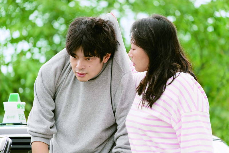 香取慎吾の筋トレ姿　岸井ゆきのは不満げな顔でPCを見つめる　「犬も食わねどチャーリーは笑う」場面写真