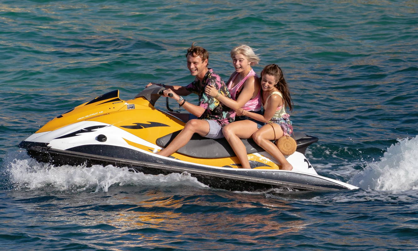 海上を漂流する1台の水上バイク　ピッタリと並走する巨大なホホジロザメ　「海上48hours」場面写真