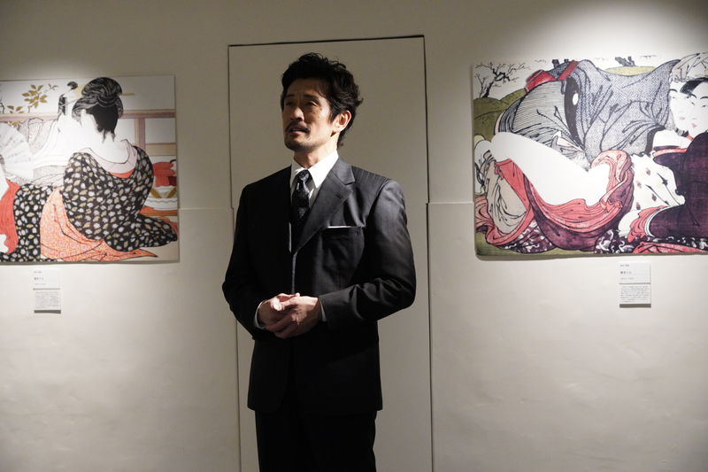 内野聖陽　春画について熱く解説　笑いながら執筆に励む姿も　春画研究者役　「春画先生」場面写真