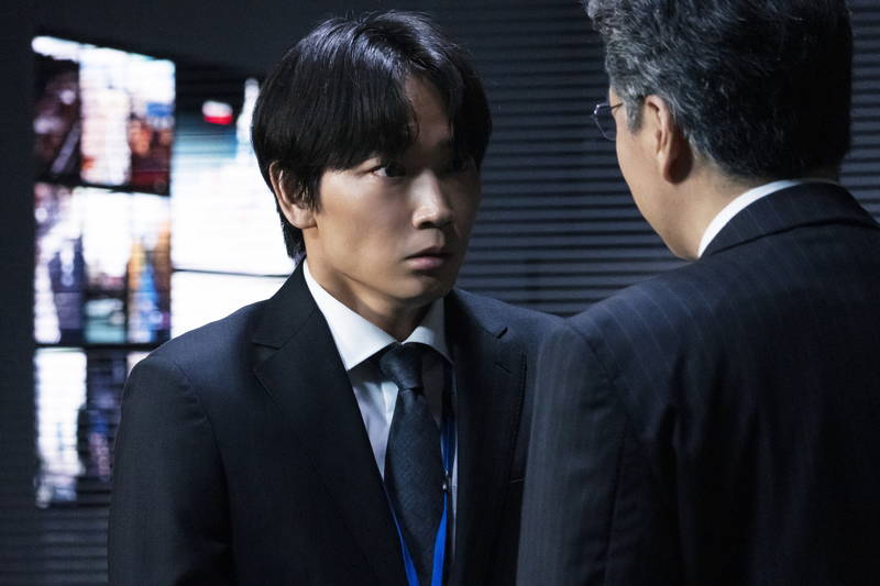 米倉涼子　権力の不正をとことん追及する鋭い視線　Netflix「新聞記者」場面写真