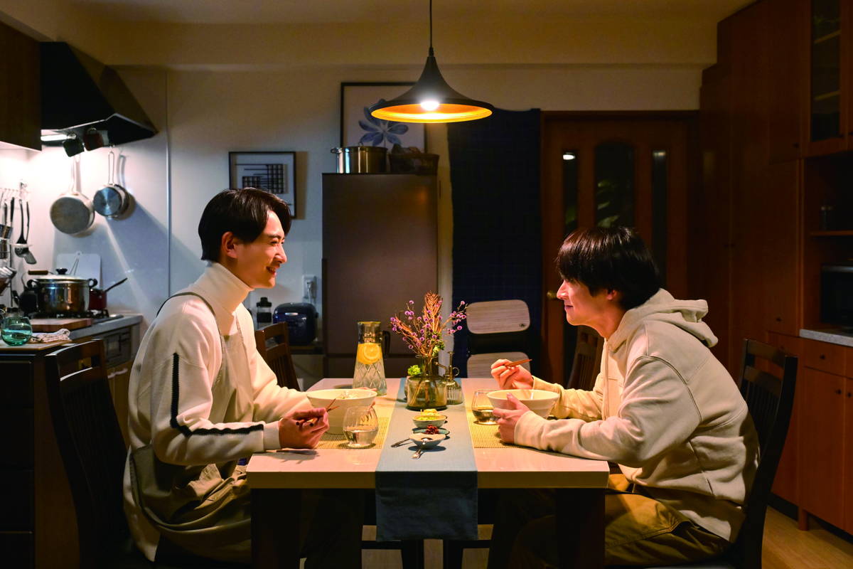 赤楚衛二＆町田啓太　恋が成就し幸せオーラ全開　一緒に食事、キャンプでつり　映画「チェリまほ」場面写真