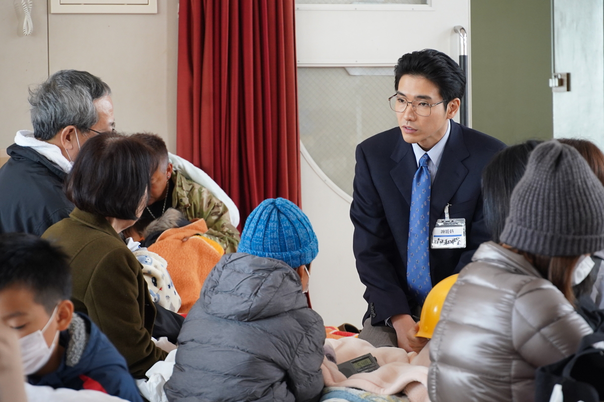 モデルとなった医師の子が撮影現場に　柄本佑「あの子に伝えたい」と演じる　「⼼の傷を癒すということ」