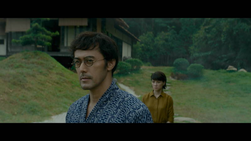 阿部寛とすれ違うヒロイン　レトロ感漂う重厚なビジュアル公開　映画「夕霧花園」