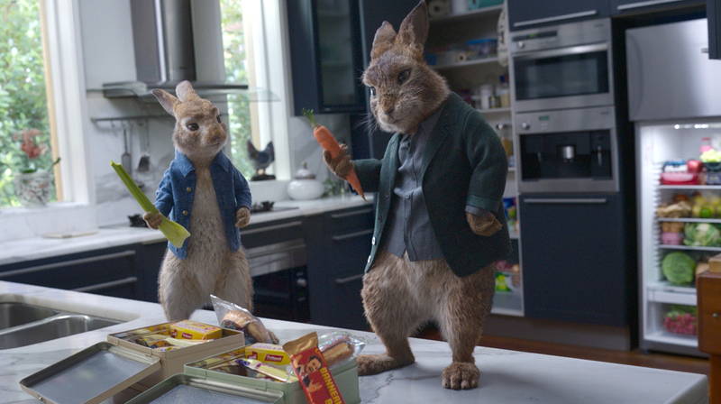 ”ウサギたたきゲーム”勃発　ごみ箱から顔を出すかわいらしい姿　「ピーターラビット２」本編映像