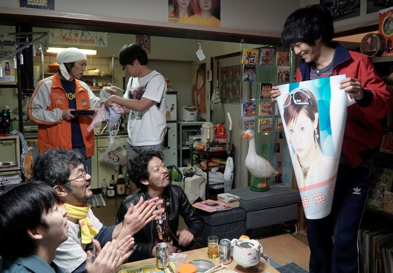 左利きの松坂桃李　右利きでのベース演奏シーンに苦戦　映画「あの頃。」メイキング写真