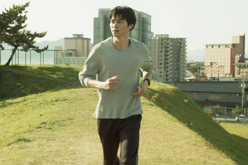 東出昌大、函館の街を走り続ける　「狂わないように走ってるんだよ」　「草の響き」予告編