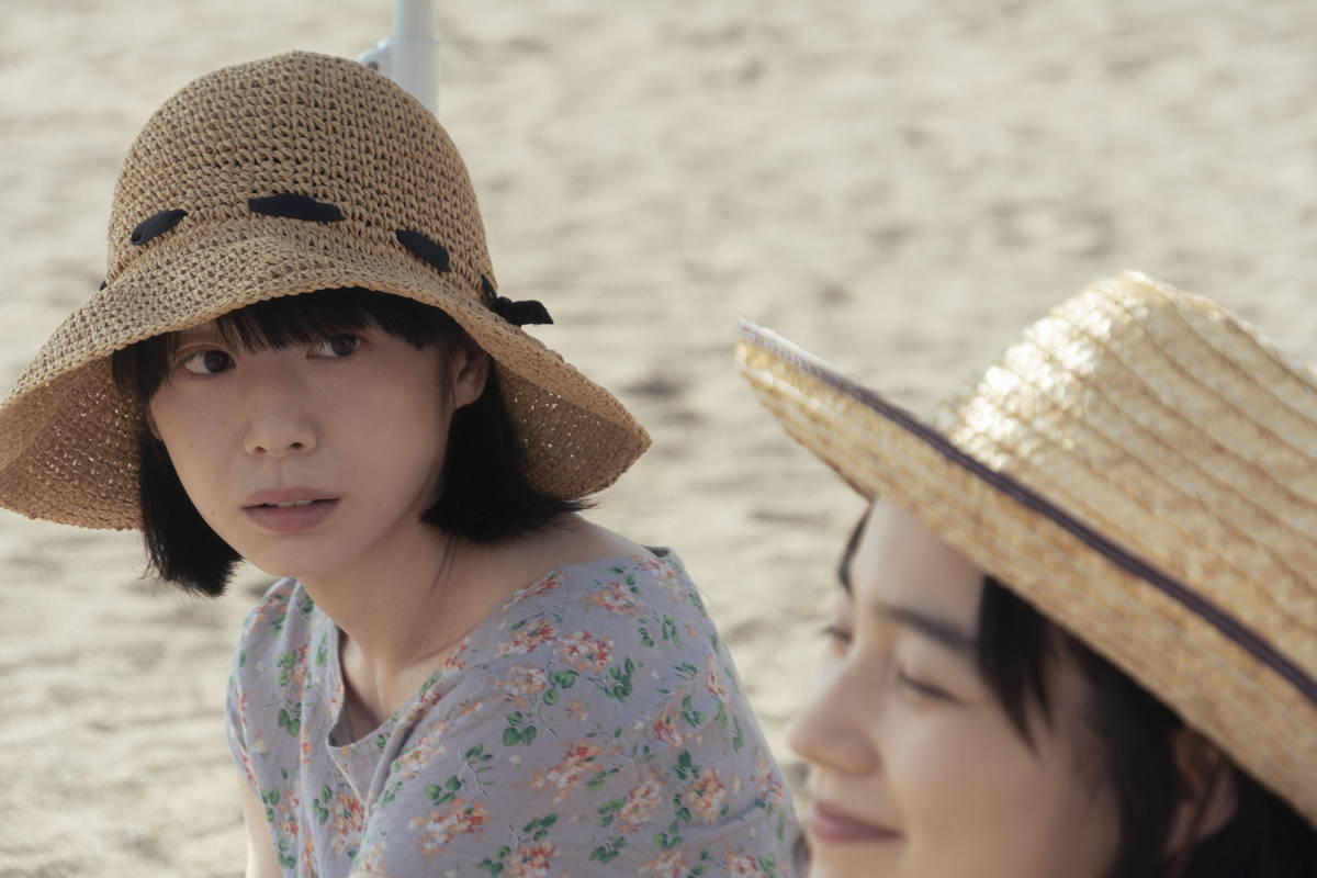 のん　頭にハコフグ帽子、たくさんの色鮮やかな魚の絵が描かれた服で笑顔　「さかなのこ」場面写真