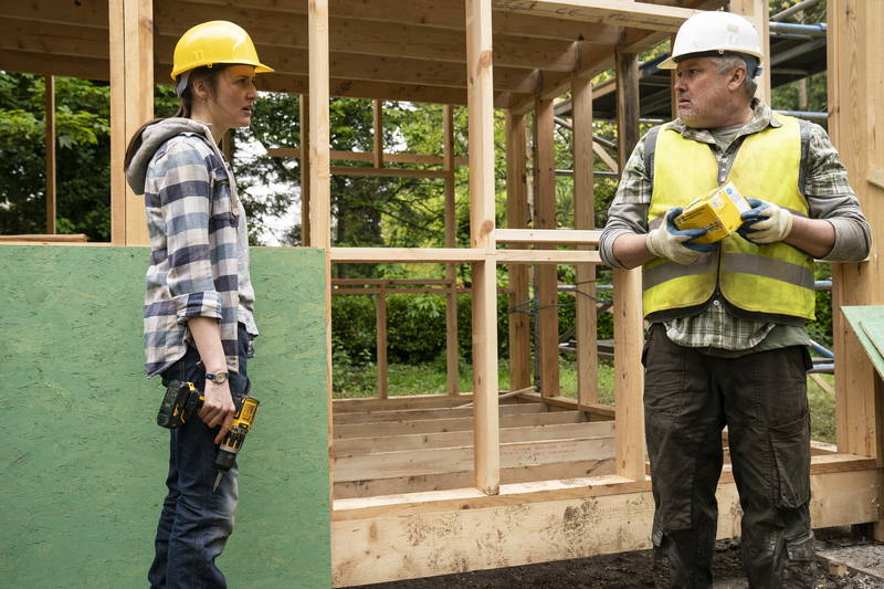 住まいを失った母親と2人の娘　雇い主が家を建てるために裏庭を提供　「サンドラの小さな家」本編映像