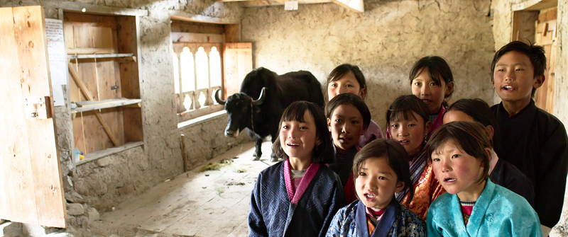大人びた歌を歌う少女　教師目指す少年　僻地の村での初授業　「ブータン 山の教室」本編映像