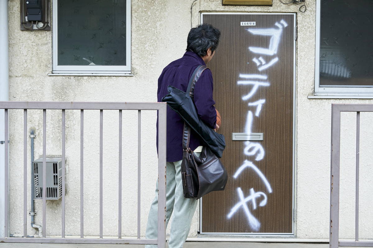 ムロツヨシ、覆面姿で岸井ゆきのに詰め寄る　負の感情全開　「神は見返りを求める」場面写真