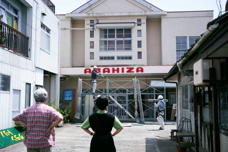 高畑充希が雨の中で物憂げな表情　柳家喬太郎とは軽快なやり取り　「浜の朝日の嘘つきどもと」場面写真
