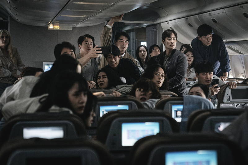 バイオテロに巻き込まれる飛行機　解決のため奔走する刑事　娘守ろうとする父親　「非常宣言」場面写真