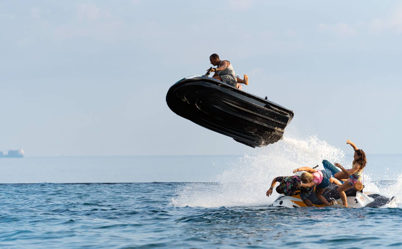 海上を漂流する1台の水上バイク　ピッタリと並走する巨大なホホジロザメ　「海上48hours」場面写真