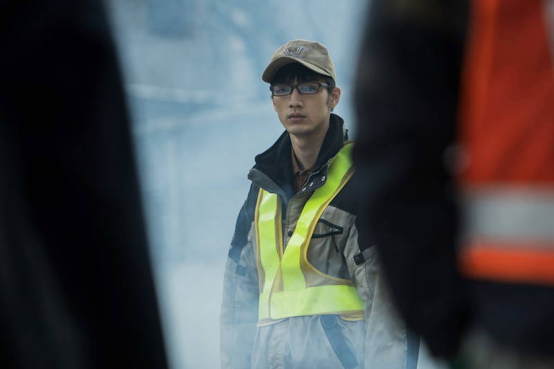 指名手配犯の張り紙ずらり　前に立つ不穏な空気の佐藤二朗　異様さ漂うティザービジュアル　「さがす」