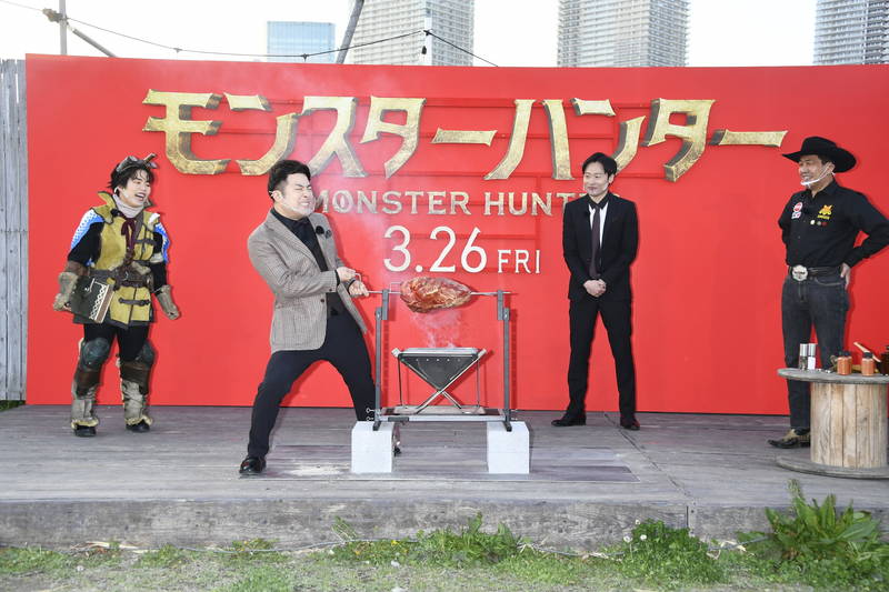 ゆりやんレトリィバァ　ダイエットで山崎紘菜と同じ体形？　山崎が映画で着用の受付嬢衣装で登場