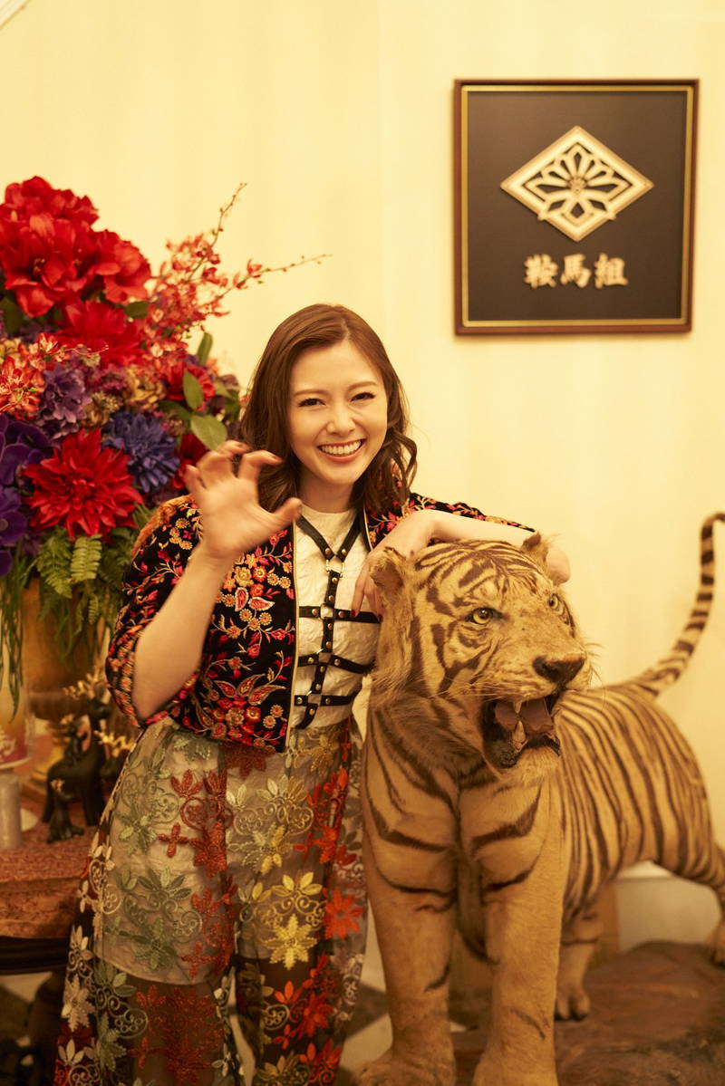 白石麻衣、妖艶七変化　美しき“最恐”女組長役で新境地　「嘘喰い」場面・メイキング写真